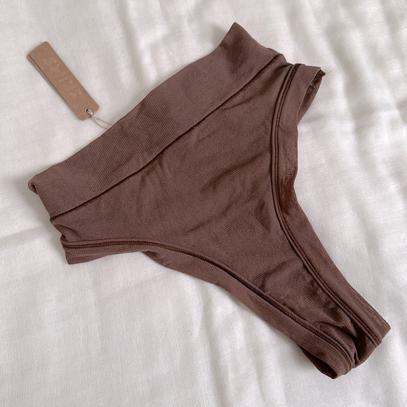 SKIMS Summer Mesh Thong - Picture 2 of 4